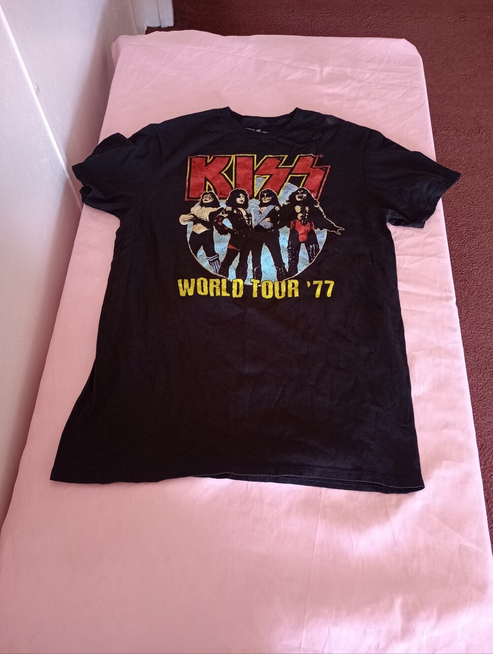 Kiss World Tour '77 T-shirt W/Kiss Graphics Tee Shirt size Medium